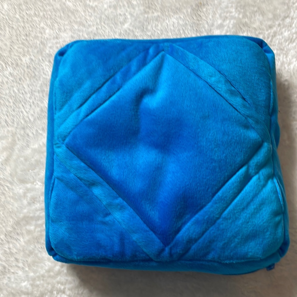 Travel pillow blue